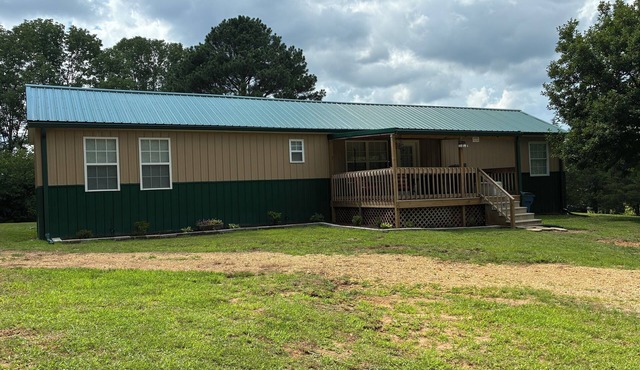 Retreat to the peaceful Tennessee countryside. Pet-friendly.