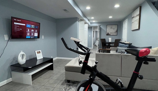 Retreat to this harmonious and tranquil apartment in the quiet neighborhood.