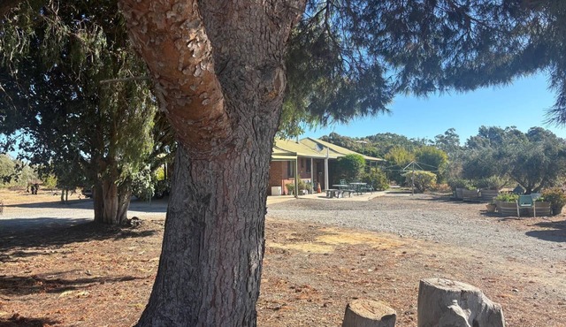 Retreat to Willunga Farmhouse. Attractions Willunga Market, Wineries, Walking