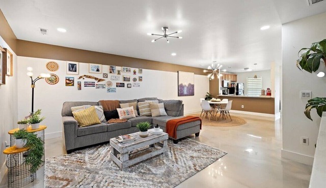 Retreat Townhome in N. Charleston - 2 Suites/ 15min Airport/25min Downtown