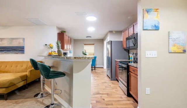 Retreat with bike access/full kitchen/Fence yard/board games/mins from Orlando