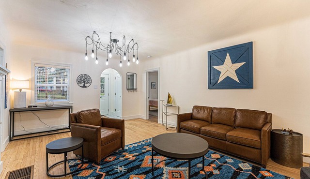 Retreat with hot tub, walking distance to town