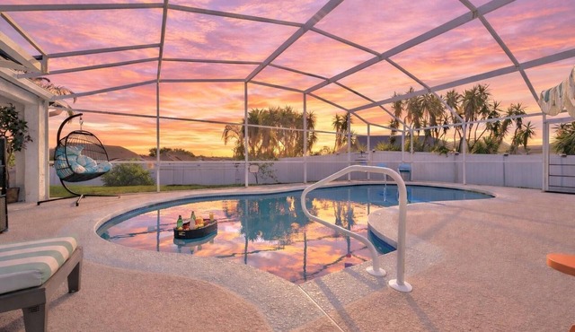 Retreat with Pool, Jacuzzi, Game Room, BBQ, Movie Theater & Fire Pit near Disney