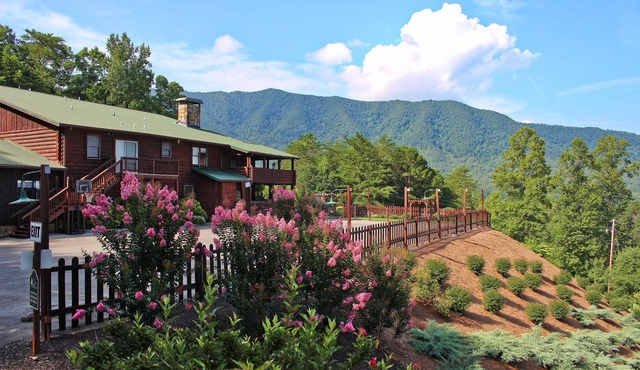 Retreats/Reunions Love Elk Lodge-10 bedrooms/WIFI/Stunning Mtn Views/Shared Pool