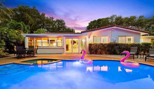 Retro 1950s Florida Home ~ Solar Heated Pool ~ Spa ~ Tiki Hut ~ Huge Backyard ~ Hammock ~ Two Bikes