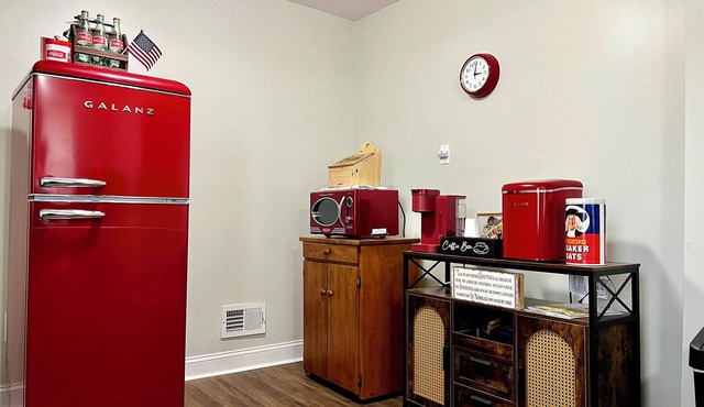 Retro 1950s Themed 1 Bedroom 1 Full Bath Guest Suite Near Philadelphia Airport