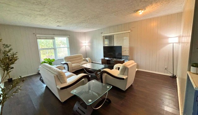 Retro 1BR Near Downtown | Quiet & Comfy Stay
