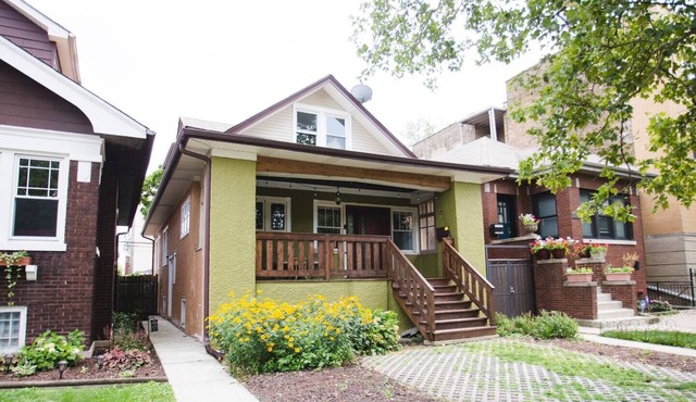 Retro 2 bedroom bungalow in Chicago's Avondale neighborhood