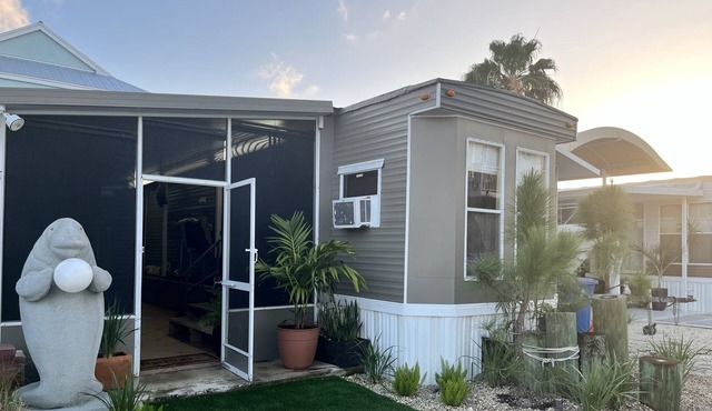 Retro 2 bedroom +outdoor kitchen and screen porch!