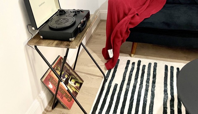 Retro: 3 bed, 2 en-suite apartment/ close to city centre with garden access