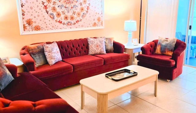 Retro 3 Bedroom Economy Family Home w/pool access!