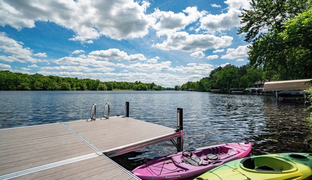 Retro 4BR w/Hot Tub on Lake Wissota