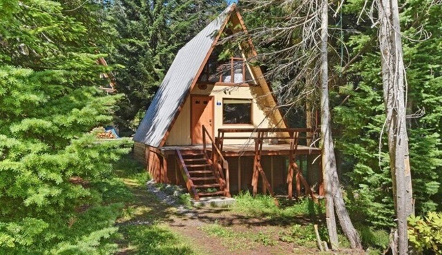 Retro A-frame Cabin w/fireplace