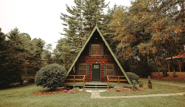 Retro A-Frame Cabin minutes from the Blue Ridge Parkway and I-77 in Fancy Gap