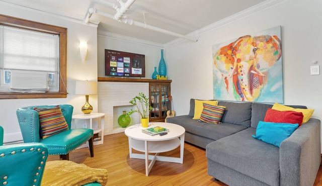 Retro Apartment in Andersonville