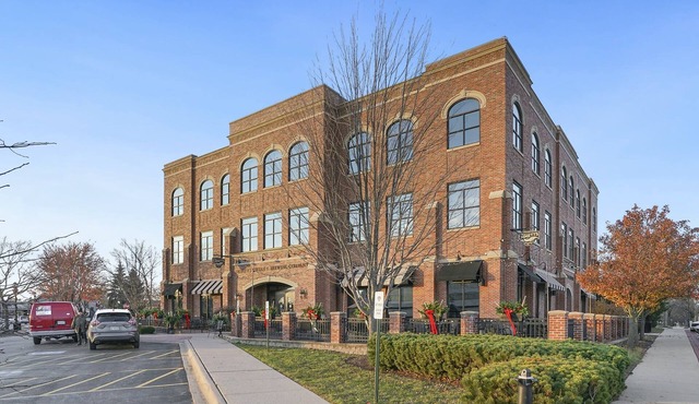 Retro Apt-Private Deck-King Bed-Downtown-Huge Sofa-Free Parking-Walk to Train