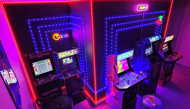 Retro Arcade Paradise! 4BR Luxury Home, Hot Tub, Sauna, Putting Green & Fire Pit