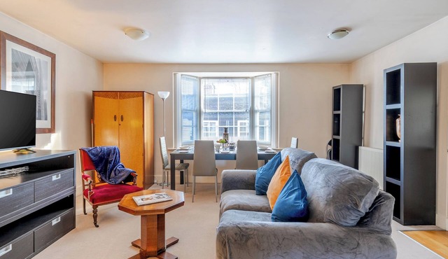 Retro Art Deco 2-Bed | Parking | Thames Ditton - Pass the Keys