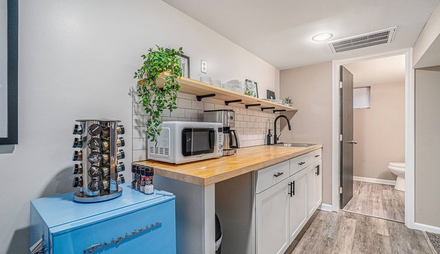 Retro Basement Apartment- 10 mins to shops and IHOPU