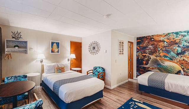 Retro beach experience with fast WiFI - walk to downtown shops & eateries