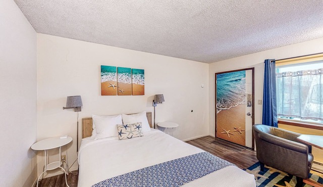 Retro beach experience with fast WiFI - walk to downtown shops & eateries