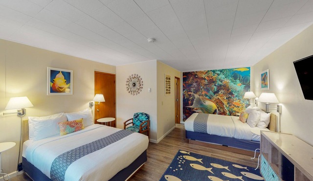 Retro beach experience with fast WiFI - walk to downtown shops & eateries