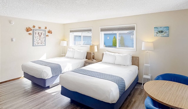 Retro beach gem with fast WiFI - walk to downtown restaurants