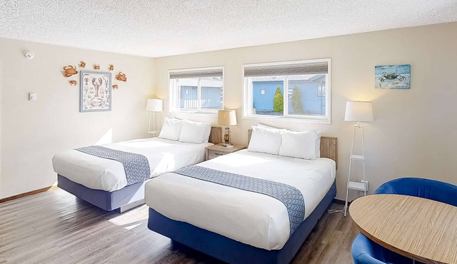 Retro beach gem with fast WiFI - walk to downtown restaurants