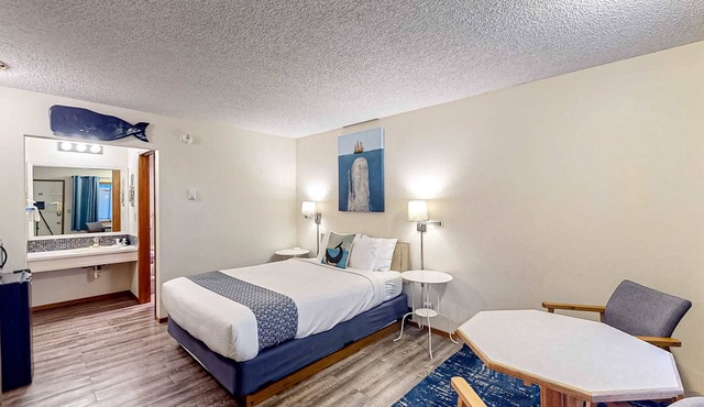 Retro beach hideaway with fast WiFI - walk to downtown attractions