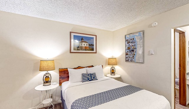 Retro beach room near downtown with fast WiFI - walk to shops & eateries