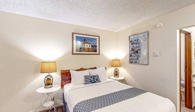 Retro beach room near downtown with fast WiFI - walk to shops & eateries