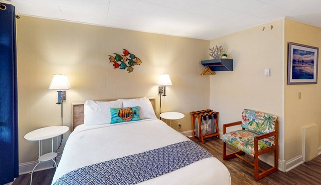 Retro beach room with fast WiFI - walk to downtown shops & restaurants