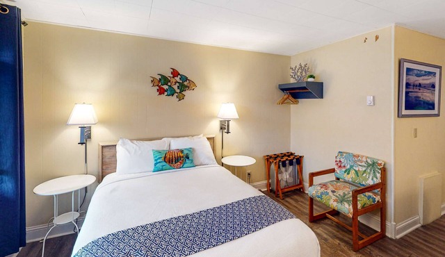 Retro beach room with fast WiFI - walk to downtown shops & restaurants