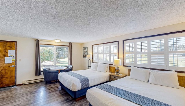 Retro beach suite with fast WiFI - walkable to downtown hot spots