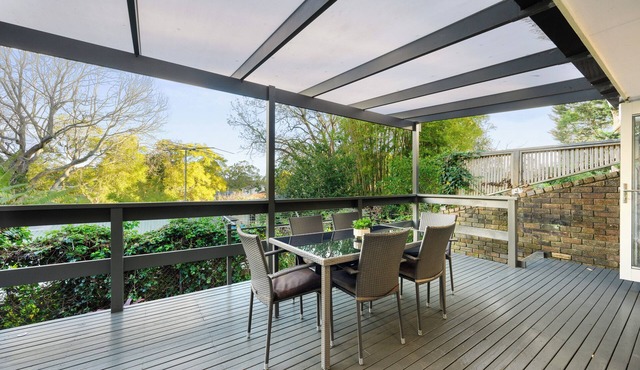 Retro brick wall courtyard cottage Walk to train station 6 people