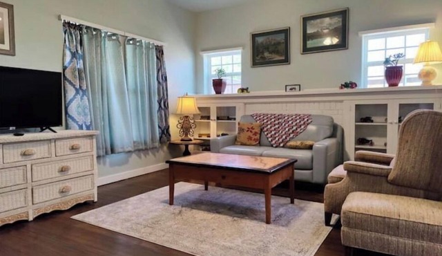 Retro Bungalow - 3 Beds/2 Baths - No Chores!