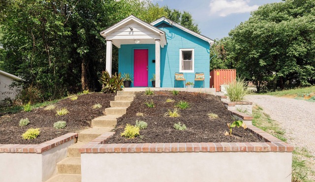 Retro bungalow minutes away from historic Old Towne Petersburg!