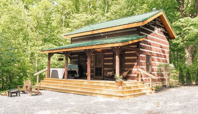 Retro Cabin in Hocking Hills, Ohio w/Jukebox, Hot Tub & Pond. Dog-friendly!