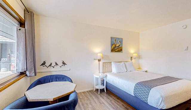 Retro-chic beach room with fast WiFI - walk to Old Town shops & restaurants