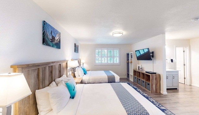 Retro-chic beach room with fast WiFI - walk to downtown shops & eateries