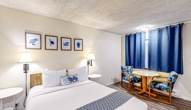 Retro-chic beach room with fast WiFI - walk to Old Town shops & eateries
