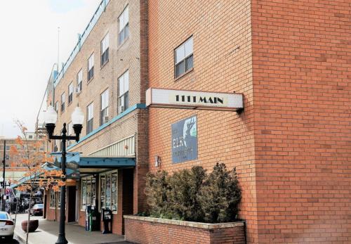 Retro-Chic Escape 208