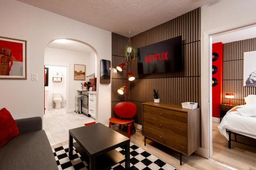Retro-Chic Hideaway - Walking Distance To Stampede