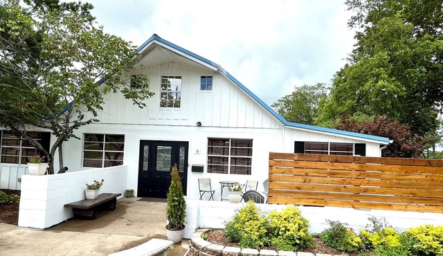 Retro-Chic House at Grand Lake w/Hot tub Sleeps 12. Minutes from boat ramp!