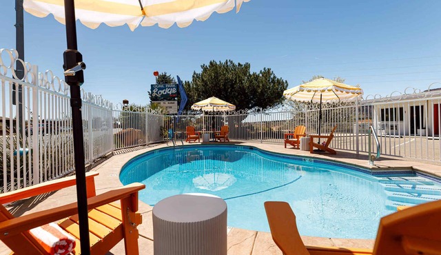 Retro Chic l Swim & stargaze at Quail Park Lodge