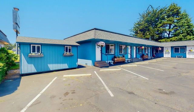 Retro-chic motel near beach with WiFi - walk to downtown shops & eateries