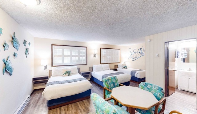Retro-chic room near beach with fast WiFI - walk to downtown shops & eateries