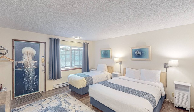 Retro-chic room near the beach with fast WiFI - walk to downtown hot spots