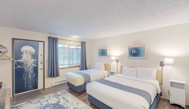 Retro-chic room near the beach with fast WiFI - walk to downtown hot spots