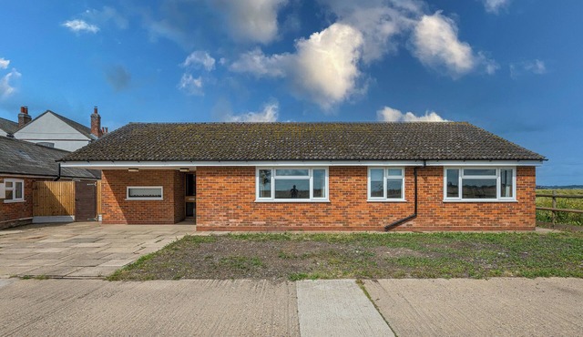 Retro cottage, 4 beds, sunset garden, RSPB Wallasea views. Family nature retreat